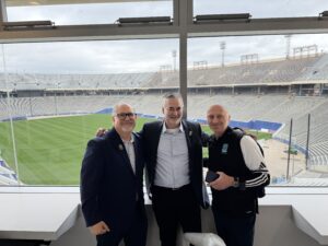 Jesus Padilla a la izquierda junto a Andy Swift al centro y Steve Davis a la derecha. Los tres peridostas de Dallas que cubrieron la Copa Mundial 1994.