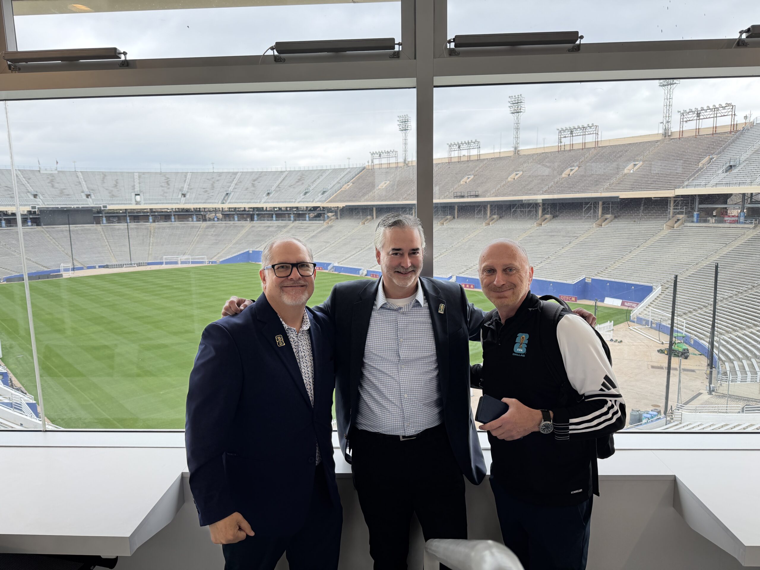 Jesus Padilla a la izquierda junto a Andy Swift al centro y Steve Davis a la derecha. Los tres peridostas de Dallas que cubrieron la Copa Mundial 1994.